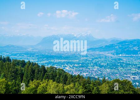 Autriche, Panorama paysage nature vue sur la montagne du sommet de pfaender au-dessus des arbres vue panoramique large au-dessus des alpes, maisons de ville de bregenz à saentis Banque D'Images