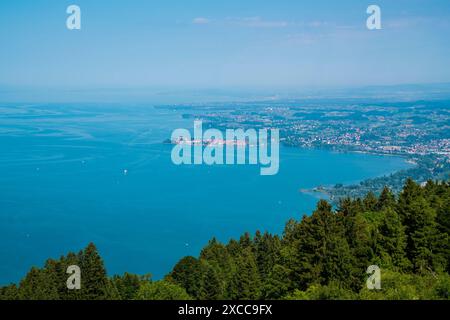 Allemagne, vue panoramique du paysage naturel au-dessus de l'arbre vert rops à l'île de lindau au lac constance bodensee en été avec le ciel bleu Banque D'Images