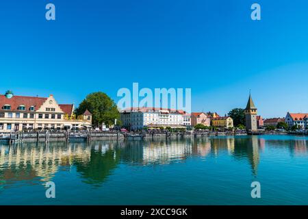 Lindau, Allemagne, 14 juin 2023, beau port de la ville à bodensee eau avec ciel bleu et de nombreux touristes visitant la ville Banque D'Images