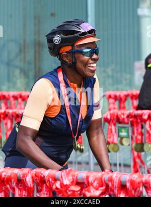 Brighton UK 16 juin 2024 - tous les sourires pour les cyclistes après avoir finalisé le 54 Mile British Heart Foundation London to Brighton Bike Ride aujourd'hui qui attire des milliers de coureurs chaque année : Credit Simon Dack / Alamy Live News Banque D'Images