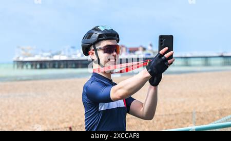 Brighton UK 16 juin 2024 - tous les sourires pour les cyclistes après avoir finalisé le 54 Mile British Heart Foundation London to Brighton Bike Ride aujourd'hui qui attire des milliers de coureurs chaque année : Credit Simon Dack / Alamy Live News Banque D'Images