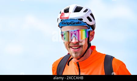 Brighton UK 16 juin 2024 - tous les sourires pour les cyclistes après avoir finalisé le 54 Mile British Heart Foundation London to Brighton Bike Ride aujourd'hui qui attire des milliers de coureurs chaque année : Credit Simon Dack / Alamy Live News Banque D'Images