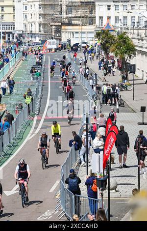 Brighton UK 16 juin 2024 - les cyclistes arrivent à Brighton alors qu'ils approchent de l'arrivée du 54 Mile British Heart Foundation London to Brighton Bike Ride qui attire des milliers de coureurs chaque année : Credit Simon Dack / Alamy Live News Banque D'Images