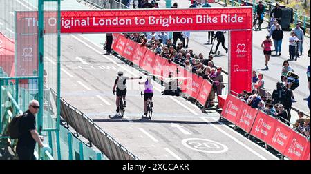 Brighton UK 16 juin 2024 - les cyclistes arrivent à Brighton alors qu'ils terminent le 54 mile British Heart Foundation London to Brighton Bike Ride aujourd'hui qui attire des milliers de coureurs chaque année : Credit Simon Dack / Alamy Live News Banque D'Images