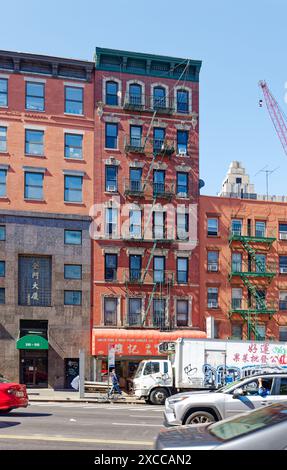 NYC Chinatown : 214 canal Street est un immeuble de sept étages avec un magasin au niveau de la rue, construit en 1915 en brique romaine rouge avec des garnitures en terre cuite. Banque D'Images