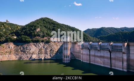 Barrage de réservoir SAU. Conservation de l'eau en relation avec la sécheresse causée par le changement climatique causant la pénurie d'eau en Espagne et en Europe. Région de Gérone, Espagne Banque D'Images