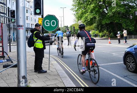 Brighton UK 16 juin 2024 - les cyclistes arrivent à Brighton alors qu'ils approchent de l'arrivée du 54 Mile British Heart Foundation London to Brighton Bike Ride qui attire des milliers de coureurs chaque année : Credit Simon Dack / Alamy Live News Banque D'Images