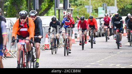 Brighton UK 16 juin 2024 - les cyclistes arrivent à Brighton alors qu'ils approchent de l'arrivée du 54 Mile British Heart Foundation London to Brighton Bike Ride qui attire des milliers de coureurs chaque année : Credit Simon Dack / Alamy Live News Banque D'Images
