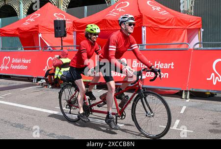 Brighton UK 16 juin 2024 - les cyclistes arrivent à Brighton alors qu'ils approchent de l'arrivée du 54 Mile British Heart Foundation London to Brighton Bike Ride qui attire des milliers de coureurs chaque année : Credit Simon Dack / Alamy Live News Banque D'Images