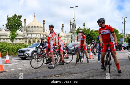 Brighton UK 16 juin 2024 - les cyclistes arrivent à Brighton alors qu'ils approchent de l'arrivée du 54 Mile British Heart Foundation London to Brighton Bike Ride qui attire des milliers de coureurs chaque année : Credit Simon Dack / Alamy Live News Banque D'Images
