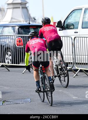 Brighton UK 16 juin 2024 - les cyclistes arrivent à Brighton alors qu'ils approchent de l'arrivée du 54 Mile British Heart Foundation London to Brighton Bike Ride qui attire des milliers de coureurs chaque année : Credit Simon Dack / Alamy Live News Banque D'Images