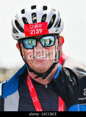 Brighton UK 16 juin 2024 - tous les sourires pour les cyclistes après avoir finalisé le 54 Mile British Heart Foundation London to Brighton Bike Ride aujourd'hui qui attire des milliers de coureurs chaque année : Credit Simon Dack / Alamy Live News Banque D'Images