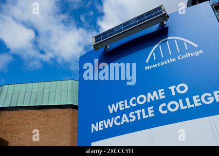 Newcastle UK : 8 juin 2024 : Newcastle College Rye Hill Campus. Bienvenue à Newcastle College signe Banque D'Images