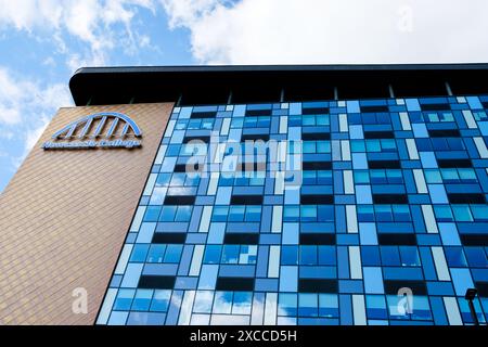 Newcastle UK : 8 juin 2024 : Newcastle College Rye Hill Campus. Gros plan sur la tour modernisée Banque D'Images