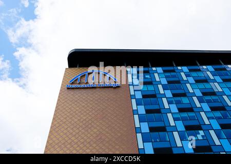 Newcastle UK : 8 juin 2024 : Newcastle College Rye Hill Campus. Gros plan sur la tour modernisée Banque D'Images