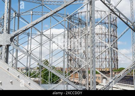 Roma, Italie. 16 avril 2024. Gazometro aperto, Eni in collaborazione con il FAI apre il Gazometro di Roma Ostiense - Roma, Italia - Nella foto il sito industriale durante l'iniziativa e le visite guidate - Domenica 16 Giugno 2024 (foto Valentina Stefanelli/LaPresse) gazomètre ouvert, ENI en collaboration avec la FAI ouvre le gazomètre Roma Ostiense - Rome, Italie - sur la photo le site industriel lors de l'initiative et visites guidées - dimanche 16 juin 2024 (photo Valentina Stefanelli/LaPresse) crédit : LaPresse/Alamy Live News Banque D'Images