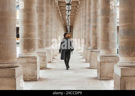 Palais de Royal Paris, France fille entre les colonnes Banque D'Images