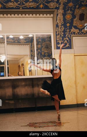 Ballerine dans le hall et le hall de la séance photo de théâtre Banque D'Images