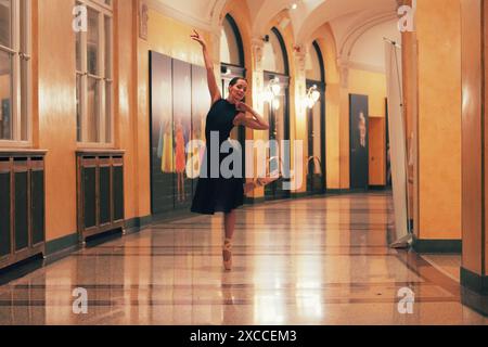 Ballerine dans le hall et le hall de la séance photo de théâtre Banque D'Images