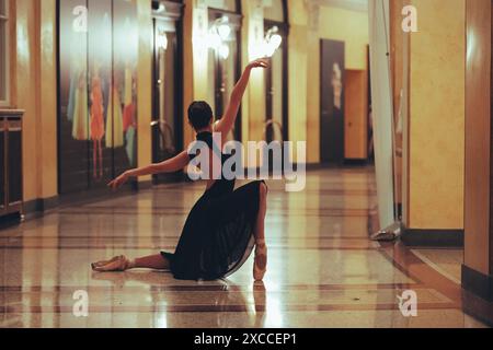 Ballerine dans le hall et le hall de la séance photo de théâtre Banque D'Images