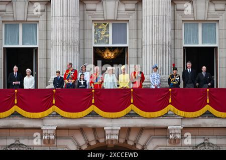 Londres, Royaume-Uni. 15 juin 2024. Le roi Charles et la reine Camilla avec le prince William, la princesse Catherine, le prince George, le prince Louis, la princesse Charlotte ainsi que d'autres membres de la famille royale sur le balcon du palais de Buckingham après la parade d'anniversaire du roi, trooping the Colour Buckingham Palace, Londres, Royaume-Uni. Crédit : LFP/Alamy Live News Banque D'Images