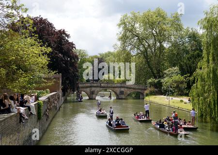 Les gens apprécient les visites punt le long de la rivière Cam à Cambridge. Date de la photo : dimanche 17 juin 2024. Banque D'Images