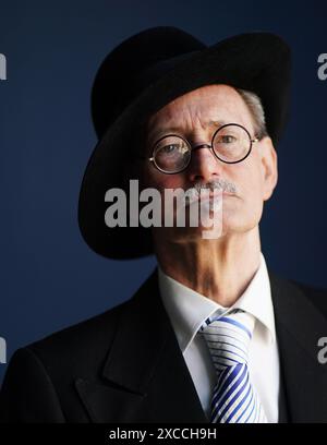 James Joyce Lookalike John Shevlin assiste au Bloomsday Breakfast au Belvedere College à Dublin. Bloomsday est une célébration de la vie de l'écrivain irlandais James Joyce, observée chaque année dans le monde entier le 16 juin, le jour où son roman Ulysse de 1922 a lieu en 1904, date de sa première sortie avec sa future épouse Nora Barnacle. La journée porte le nom de son protagoniste Leopold Bloom. Date de la photo : dimanche 16 juin 2024. Banque D'Images