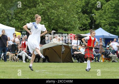 Colchester, Royaume-Uni. 16 juin 2024. Tuyaux et tambours de tout le sud de l'Angleterre se réunissent dans le Lower Castle Park, Colchester. Des médailles de airs écossais sont jouées avec des spectacles de danse des Highlands. Organisé pour la première fois en 1994, l'événement propose un concours local pour les orchestres de pipe. Crédit : Eastern Views/Alamy Live News Banque D'Images