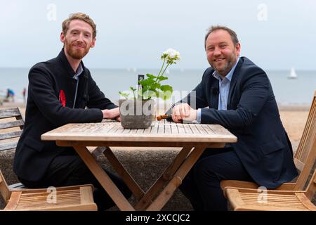 Portobello, Édimbourg, Écosse, Royaume-Uni. 16 juin 2024. Ian Murray en visite de campagne à Portobello avec Chris Murray, candidat travailliste pour Édimbourg-est aujourd'hui. Le secrétaire de Shadow Scotland et co-président de la campagne électorale générale du Labour a marché le long de la promenade, visité des cafés et parlé avec le public. Les travaillistes ont eu 120 000 conversations à deux pas depuis le déclenchement de l'élection générale, a révélé Ian Murray aujourd'hui. . Iain Masterton/Alamy Live News Banque D'Images