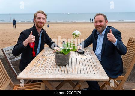 Portobello, Édimbourg, Écosse, Royaume-Uni. 16 juin 2024. Ian Murray en visite de campagne à Portobello avec Chris Murray, candidat travailliste pour Édimbourg-est aujourd'hui. Le secrétaire de Shadow Scotland et co-président de la campagne électorale générale du Labour a marché le long de la promenade, visité des cafés et parlé avec le public. Les travaillistes ont eu 120 000 conversations à deux pas depuis le déclenchement de l'élection générale, a révélé Ian Murray aujourd'hui. . Iain Masterton/Alamy Live News Banque D'Images