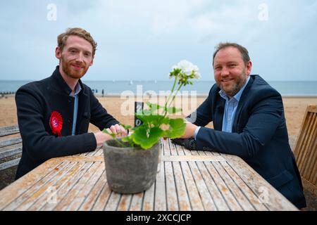 Portobello, Édimbourg, Écosse, Royaume-Uni. 16 juin 2024. Ian Murray en visite de campagne à Portobello avec Chris Murray, candidat travailliste pour Édimbourg-est aujourd'hui. Le secrétaire de Shadow Scotland et co-président de la campagne électorale générale du Labour a marché le long de la promenade, visité des cafés et parlé avec le public. Les travaillistes ont eu 120 000 conversations à deux pas depuis le déclenchement de l'élection générale, a révélé Ian Murray aujourd'hui. . Iain Masterton/Alamy Live News Banque D'Images