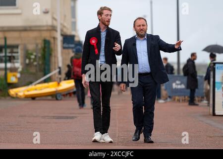 Portobello, Édimbourg, Écosse, Royaume-Uni. 16 juin 2024. Ian Murray en visite de campagne à Portobello avec Chris Murray, candidat travailliste pour Édimbourg-est aujourd'hui. Le secrétaire de Shadow Scotland et co-président de la campagne électorale générale du Labour a marché le long de la promenade, visité des cafés et parlé avec le public. Les travaillistes ont eu 120 000 conversations à deux pas depuis le déclenchement de l'élection générale, a révélé Ian Murray aujourd'hui. . Iain Masterton/Alamy Live News Banque D'Images