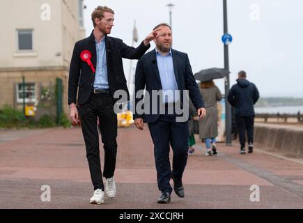 Portobello, Édimbourg, Écosse, Royaume-Uni. 16 juin 2024. Ian Murray en visite de campagne à Portobello avec Chris Murray, candidat travailliste pour Édimbourg-est aujourd'hui. Le secrétaire de Shadow Scotland et co-président de la campagne électorale générale du Labour a marché le long de la promenade, visité des cafés et parlé avec le public. Les travaillistes ont eu 120 000 conversations à deux pas depuis le déclenchement de l'élection générale, a révélé Ian Murray aujourd'hui. . Iain Masterton/Alamy Live News Banque D'Images