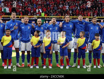 Dortmund, Allemagne. 15 juin 2024. Les mascottes réagissent alors que l'équipe italienne chante leur hymne national lors du match des Championnats d'Europe de l'UEFA au signal Idruna Park, Dortmund. Le crédit photo devrait se lire comme suit : David Klein/Sportimage crédit : Sportimage Ltd/Alamy Live News Banque D'Images