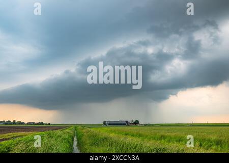 Noyau de précipitation avec pluie et grêle d'un orage violent sur les plaines Banque D'Images