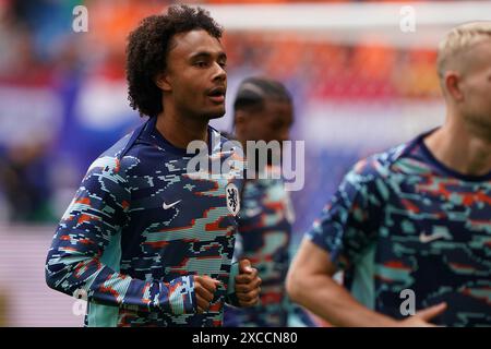 HAMBOURG, ALLEMAGNE - 16 JUIN : Joshua Zirkzee regarde le match du Groupe d de l'UEFA EURO 2024 entre la Pologne et les pays-Bas au Volksparkstadion le 16 juin 2024 à Hambourg, en Allemagne. (Photo par Andre Weening/Orange Pictures) Banque D'Images