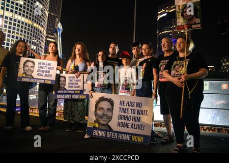 Israël. 15 juin 2024. Les membres de la famille de l'otage israélien Ofer Kalderon qui a été enlevé à Gaza avec deux de ses enfants : Sahar (16 ans, deuxième à partir de la gauche) et Erez (12 ans, portant une casquette de baseball rouge) qui ont été libérés de la captivité du Hamas. Plus de 100 000 Israéliens ont manifesté avec les familles d’otages contre le premier ministre Benjamin Netanyahu, exigeant un accord immédiat sur les otages et un cessez-le-feu alors qu’ils mirent des feux de joie sur Kaplan Junction. Tel Aviv, Israël. 15 juin 2024. (Matan Golan/Sipa USA). Crédit : Sipa USA/Alamy Live News Banque D'Images