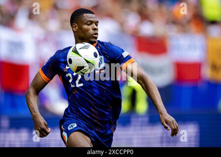 HAMBOURG - Denzel Dumfries de Hollande lors du match du groupe d de l'UEFA EURO 2024 opposant la Pologne aux pays-Bas au Volksparkstadion le 16 juin 2024 à Hambourg, Allemagne. ANP KOEN VAN WEEL Banque D'Images
