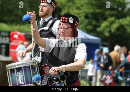 Colchester, Royaume-Uni. 16 juin 2024. Tuyaux et tambours de tout le sud de l'Angleterre se réunissent dans le Lower Castle Park, Colchester. Des médailles de airs écossais sont jouées avec des spectacles de danse des Highlands. Organisé pour la première fois en 1994, l'événement propose un concours local pour les orchestres de pipe. Crédit : Eastern Views/Alamy Live News Banque D'Images