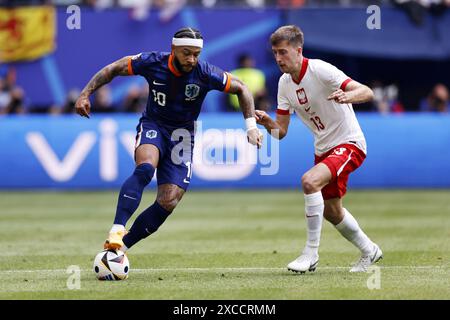 HAMBOURG - (g-d) Memphis Depay de Hollande, Taras Romanczuk de Pologne lors du match du groupe d de l'UEFA EURO 2024 opposant la Pologne aux pays-Bas au Volksparkstadion le 16 juin 2024 à Hambourg, Allemagne. ANP MAURICE VAN STEEN Banque D'Images