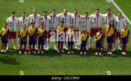 Hambourg, Allemagne. 16 juin 2024. Football : Championnat d'Europe, Pologne - pays-Bas, tour préliminaire, groupe d, jour de match 1, Volksparkstadion Hamburg, les joueurs de l'équipe nationale polonaise se sont alignés pour les hymnes avant le match. Crédit : Marcus Brandt/dpa/Alamy Live News Banque D'Images