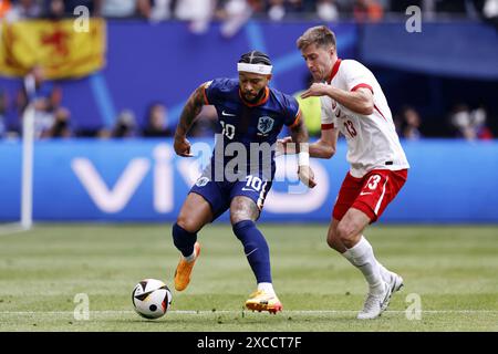 HAMBOURG - (g-d) Memphis Depay de Hollande, Taras Romanczuk de Pologne lors du match du groupe d de l'UEFA EURO 2024 opposant la Pologne aux pays-Bas au Volksparkstadion le 16 juin 2024 à Hambourg, Allemagne. ANP MAURICE VAN STEEN Banque D'Images