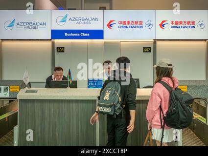 Les passagers chinois font la queue pour s'enregistrer pour un vol China Eastern à destination de Shanghai au départ de l'aéroport de Londres Gatwick, au Royaume-Uni. Banque D'Images