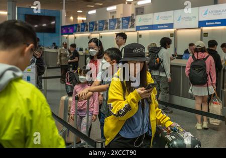 Les passagers chinois font la queue pour s'enregistrer pour un vol China Eastern à destination de Shanghai au départ de l'aéroport de Londres Gatwick, au Royaume-Uni. Banque D'Images