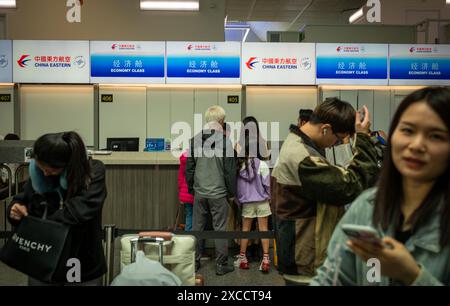 Les passagers chinois font la queue pour s'enregistrer pour un vol China Eastern à destination de Shanghai au départ de l'aéroport de Londres Gatwick, au Royaume-Uni. Banque D'Images