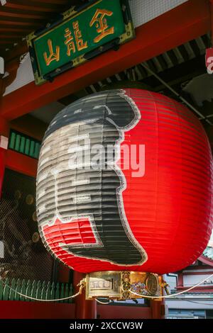 Gros plan de la lanterne rouge géante avec des caractères japonais noirs et des détails dorés à la porte Kaminarimon près de la rue Nakamise-dori, temple bouddhiste Sen Banque D'Images