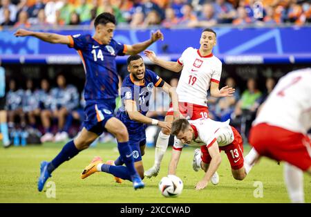 HAMBOURG - Tijjani Reijnders de Hollande, Cody Gakpo de Hollande, Przemysław Frankowski de Pologne et Taras Romanczuk de Pologne (G-d) lors du match du groupe d de l'UEFA EURO 2024 entre la Pologne et les pays-Bas au Volksparkstadion le 16 juin 2024 à Hambourg, Allemagne. ANP KOEN VAN WEEL Banque D'Images