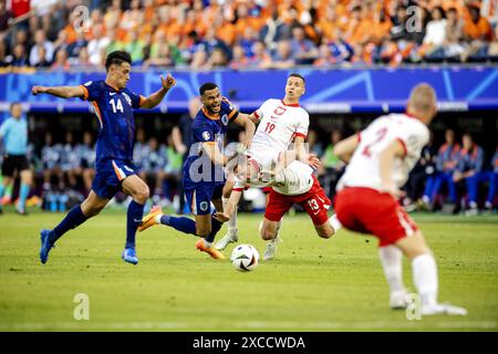 HAMBOURG - Tijjani Reijnders de Hollande, Cody Gakpo de Hollande, Przemysław Frankowski de Pologne et Taras Romanczuk de Pologne (G-d) lors du match du groupe d de l'UEFA EURO 2024 entre la Pologne et les pays-Bas au Volksparkstadion le 16 juin 2024 à Hambourg, Allemagne. ANP KOEN VAN WEEL Banque D'Images