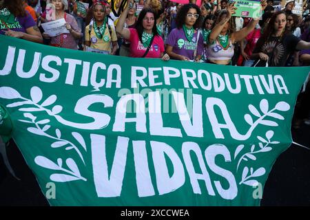 Sao Paulo, Brésil. 15 juin 2024. Les femmes descendent dans la rue pour protester contre le projet de loi 1,904/2024 qui assimile l'avortement pratiqué après 22 semaines à un homicide sur Avenida Paulista, région centrale de São Paulo, Brésil, ce samedi 15 juin 2024 crédit : Brazil photo Press/Alamy Live News Banque D'Images