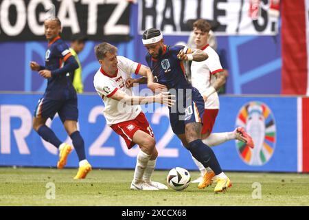 HAMBOURG - (de gauche à droite) Taras Romanczuk de Pologne, Memphis Depay de Hollande lors du match du groupe d de l'UEFA EURO 2024 opposant la Pologne aux pays-Bas au Volksparkstadion le 16 juin 2024 à Hambourg, Allemagne. ANP MAURICE VAN STEEN Banque D'Images